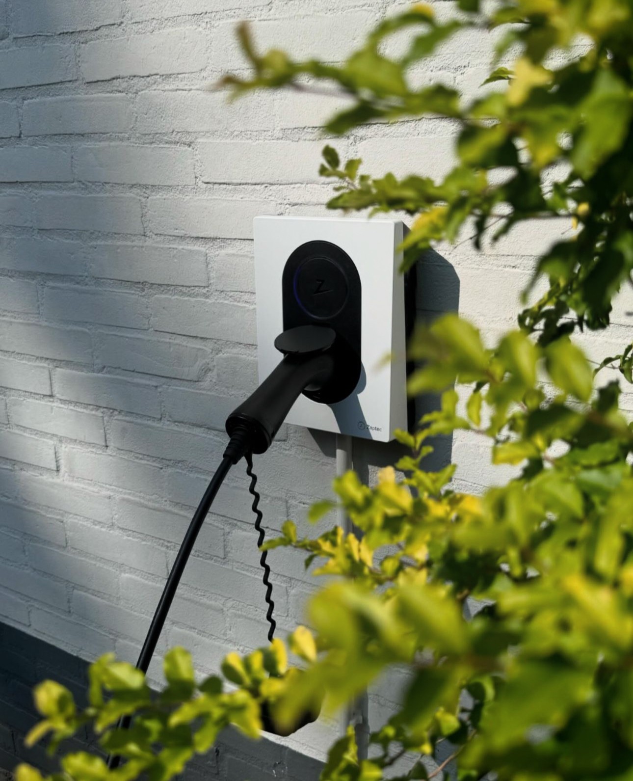 ZYNC laadpaal aan een huis bij schemering